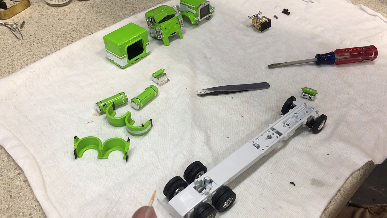 1/64 DCP Peterbilt. Assembly Day