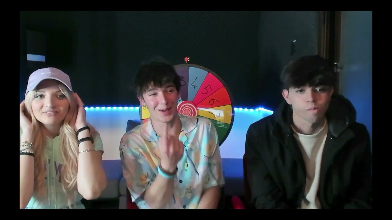 Live twich di Ergennaro con Aurora e Mura= domande scomode + insetti