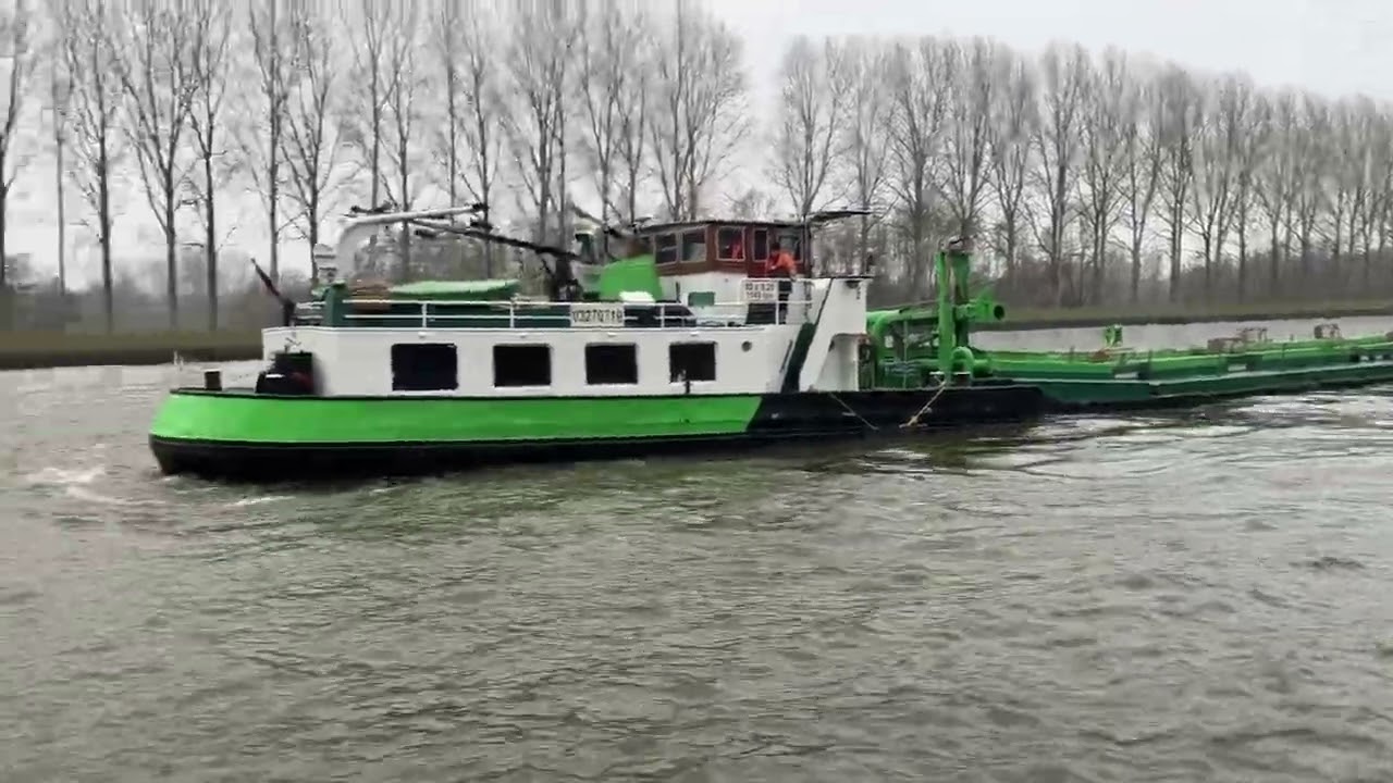 Pauline binnenvaartschip, zand lading wordt gelost en Grinza VII binnenvaartschip in aantocht