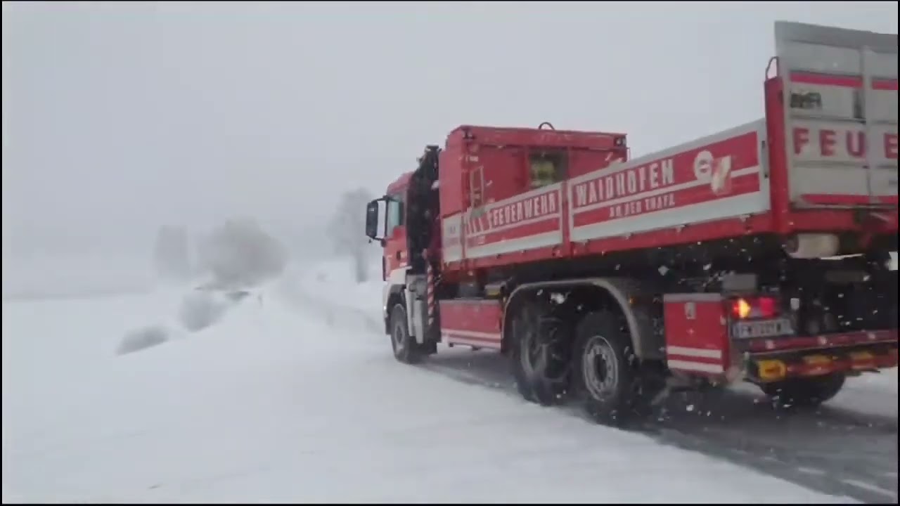 Feuerwehr Waidhofen/Thaya - Fahrzeugbergung auf der L60 am Bründlberg nach Wintereinbruch