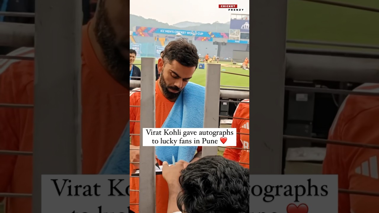 Virat Kohli giving autographs 😍❤️ #shorts #youtubeshorts #viratkohli #ytshorts #shortsvideo #kohli
