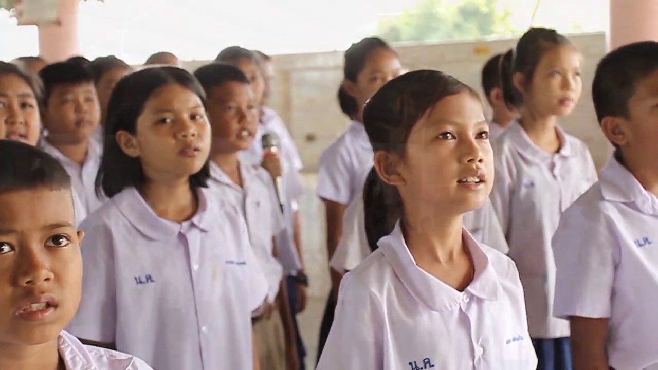 นักเรียนและคุณครูโรงเรียนบ้านหนองแค ร่วมกันร้องเพลงสรรเสริญพระบารมี