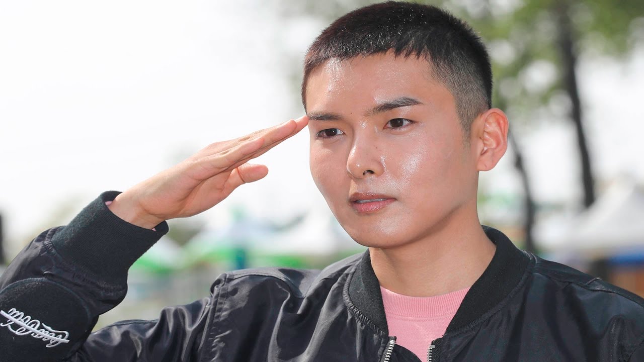 [ENG] [풀영상] Super Junior Ryeo Wook(슈퍼주니어 려욱) 군입대 현장 (이특) [통통영상]