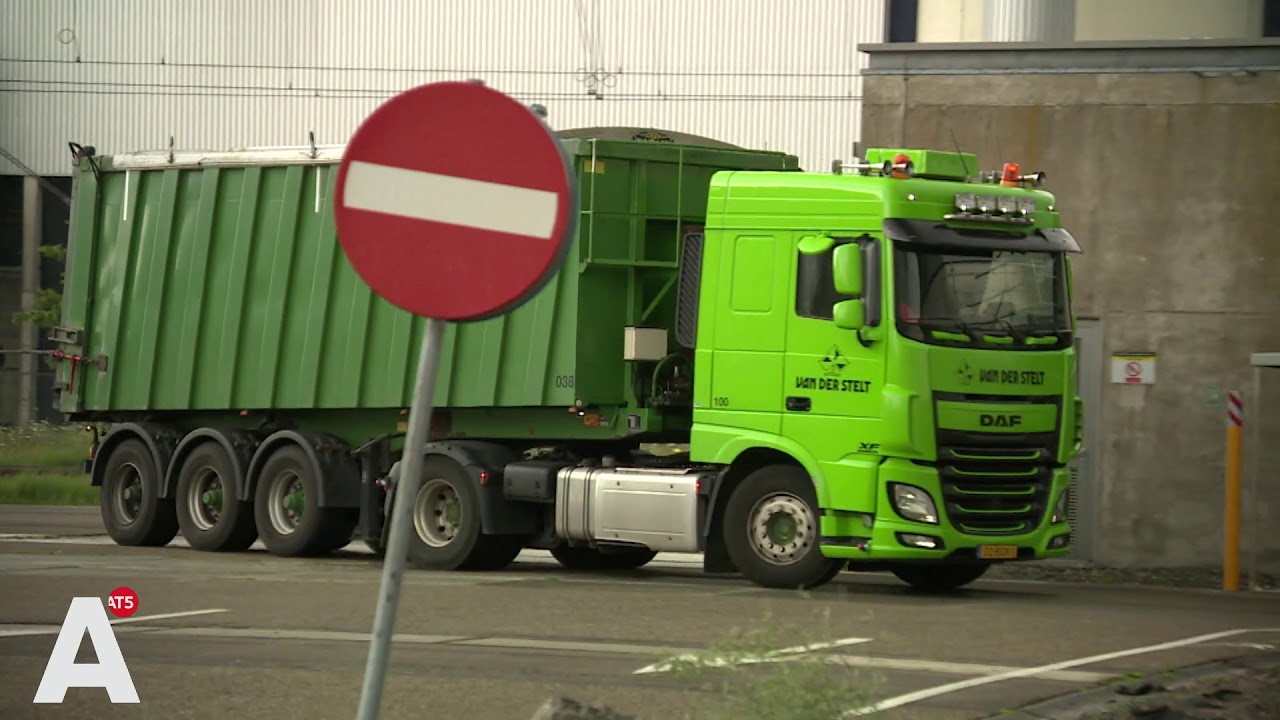 Rioolslib en bedrijfsafval stapelen zich op