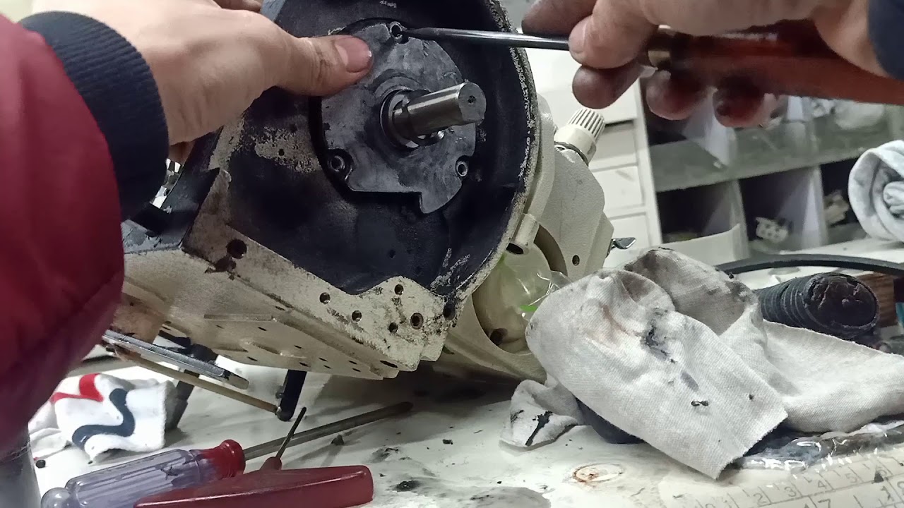 Thay bánh răng trên dưới bơm dầu máy vắt sổ / Oiling machine