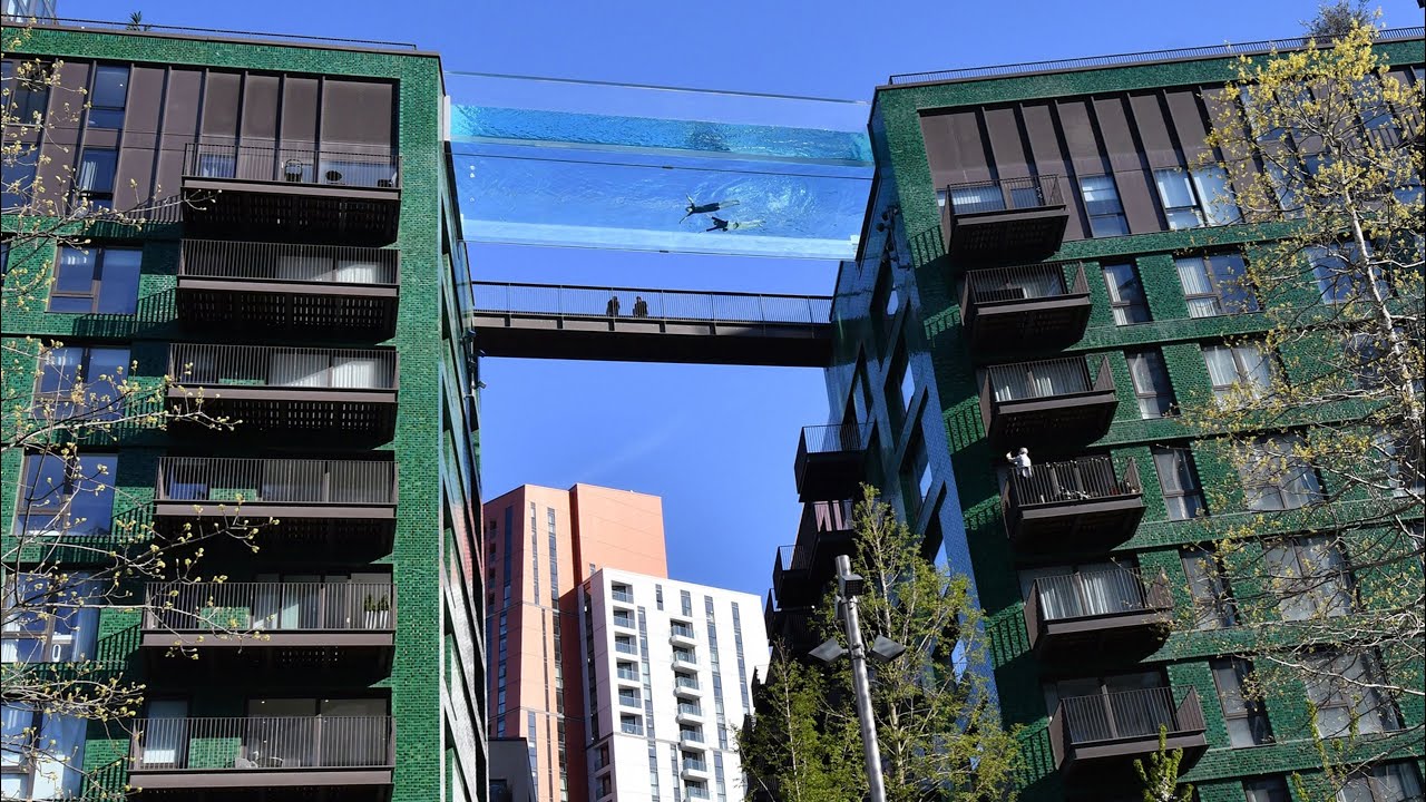 LA ESPECTACULAR PISCINA TRANSPARENTE QUE FLOTA EN EL CIELO SOBRE DOS EDIFICIOS