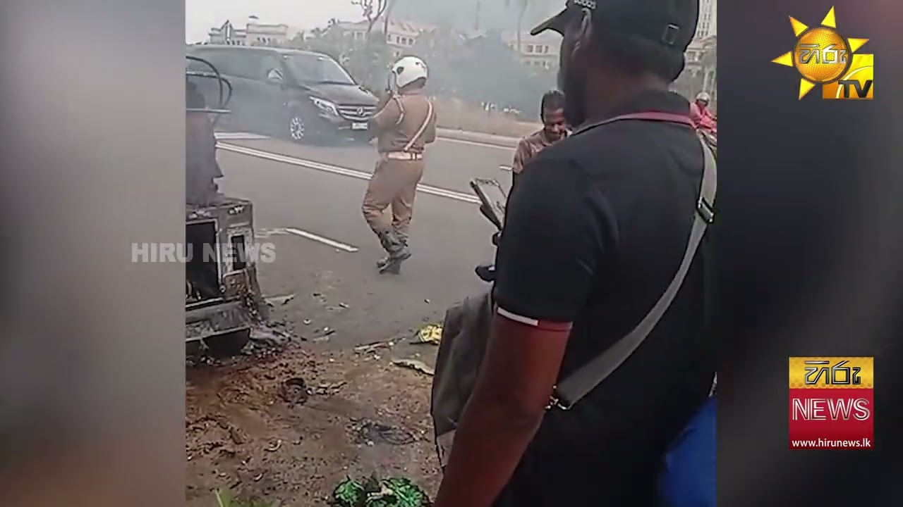 කාර්මික දෝෂයක් නිසා මහමග ගිනිගත් ත්‍රීරෝද රථය - Hiru News