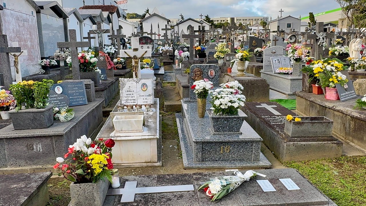 Visita ao cemitério de Ponta Delgada no Dia de Todos os Santos, São Miguel Açores Portugal 01.11.25