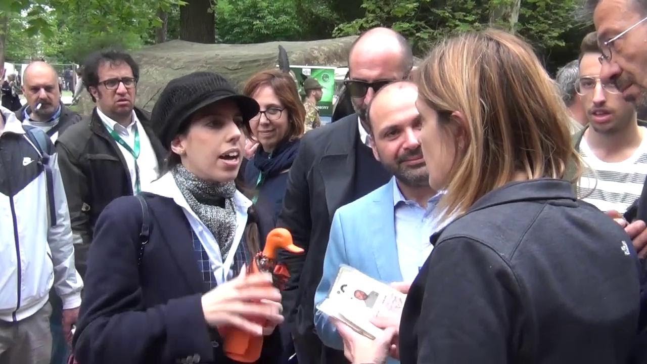 Milano, critica Salvini e viene identificata dalla polizia: 