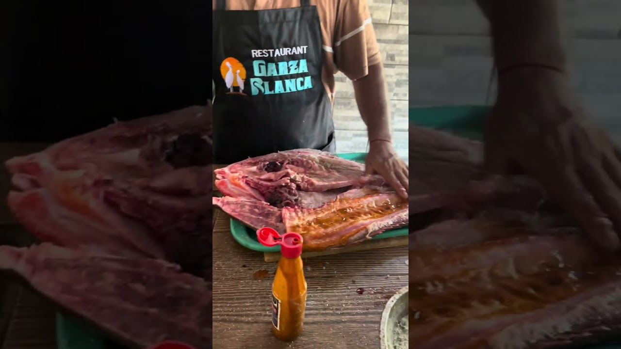 Preparando un pescado zarandeado en San Blas