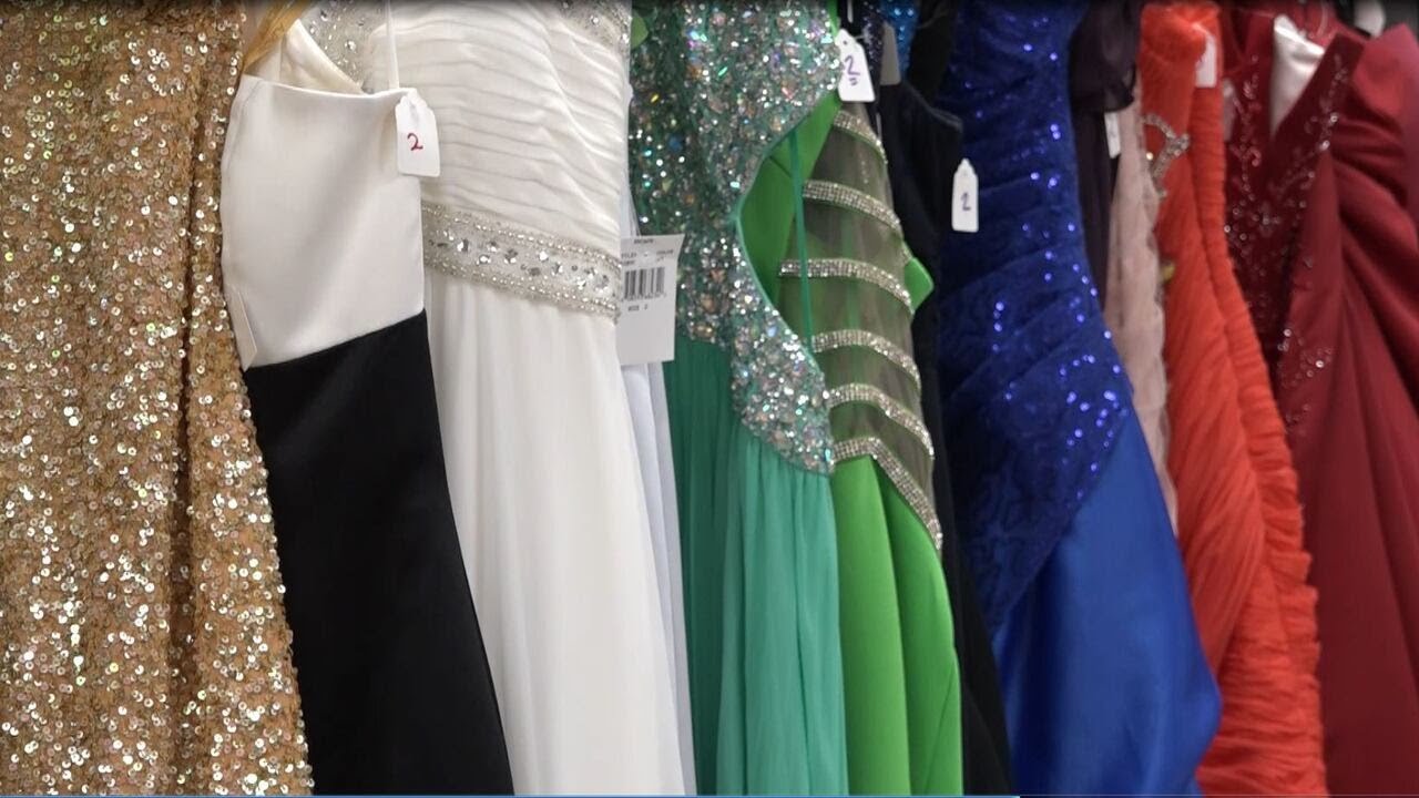Edgebrook’s resale clothing event supports breast cancer patients