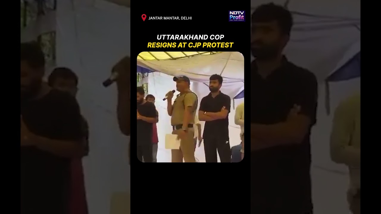 Handing Dipke His Badge, Constable &lsquo;Resigns&rsquo; From Protest Stage | CJP Protest #viral #shorts