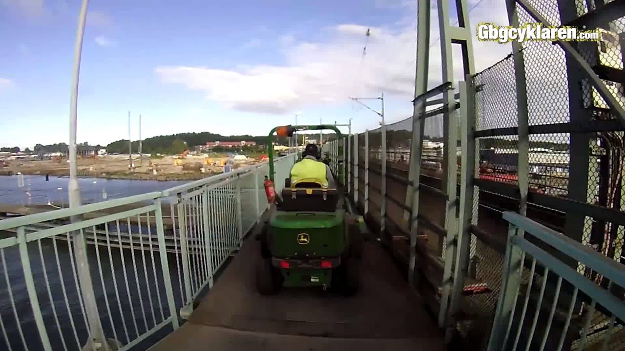 Bilar och gr&auml;sklippare p&aring; cykelbanan p&aring; Marieholmsbron i G&ouml;teborg