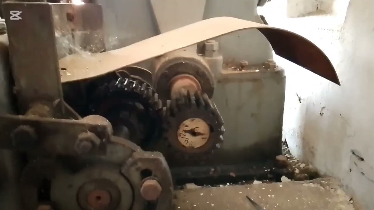 Nákladní výtah transporta projížďka záběr šachty a výtahu rok výroby 1970