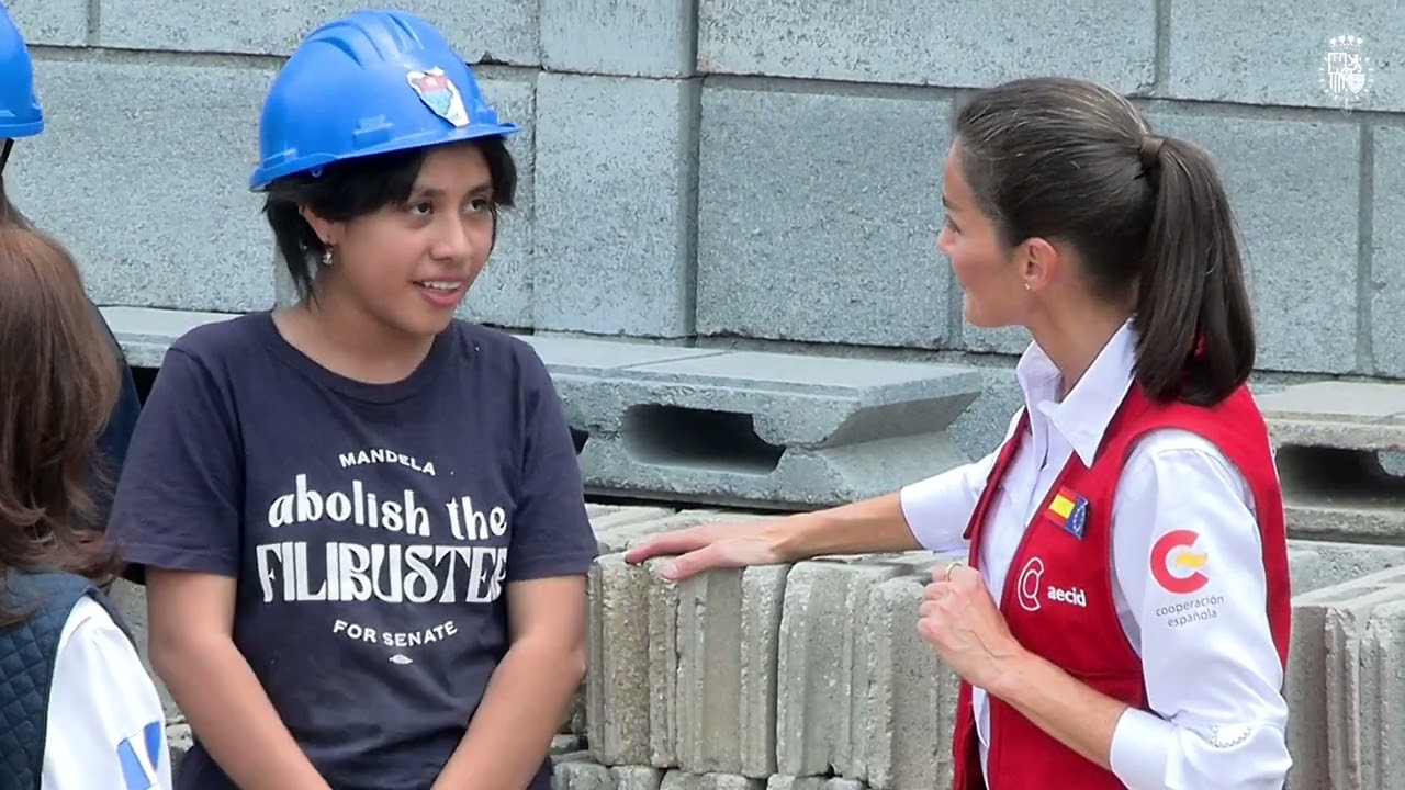 Su Majestad la Reina visita las obras de la Escuela Taller Norte en Ciudad de Guatemala