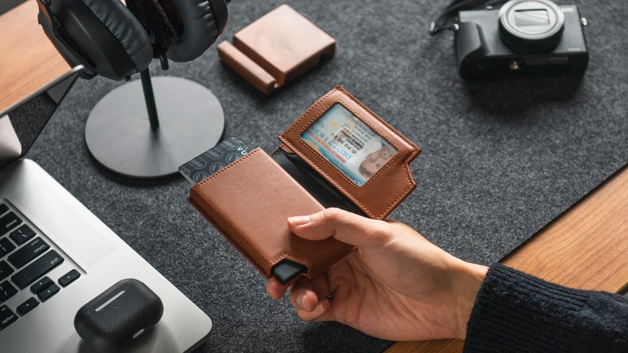 VC402- New Patented Card Holder with Banknote Compartment & Magnetic Closure