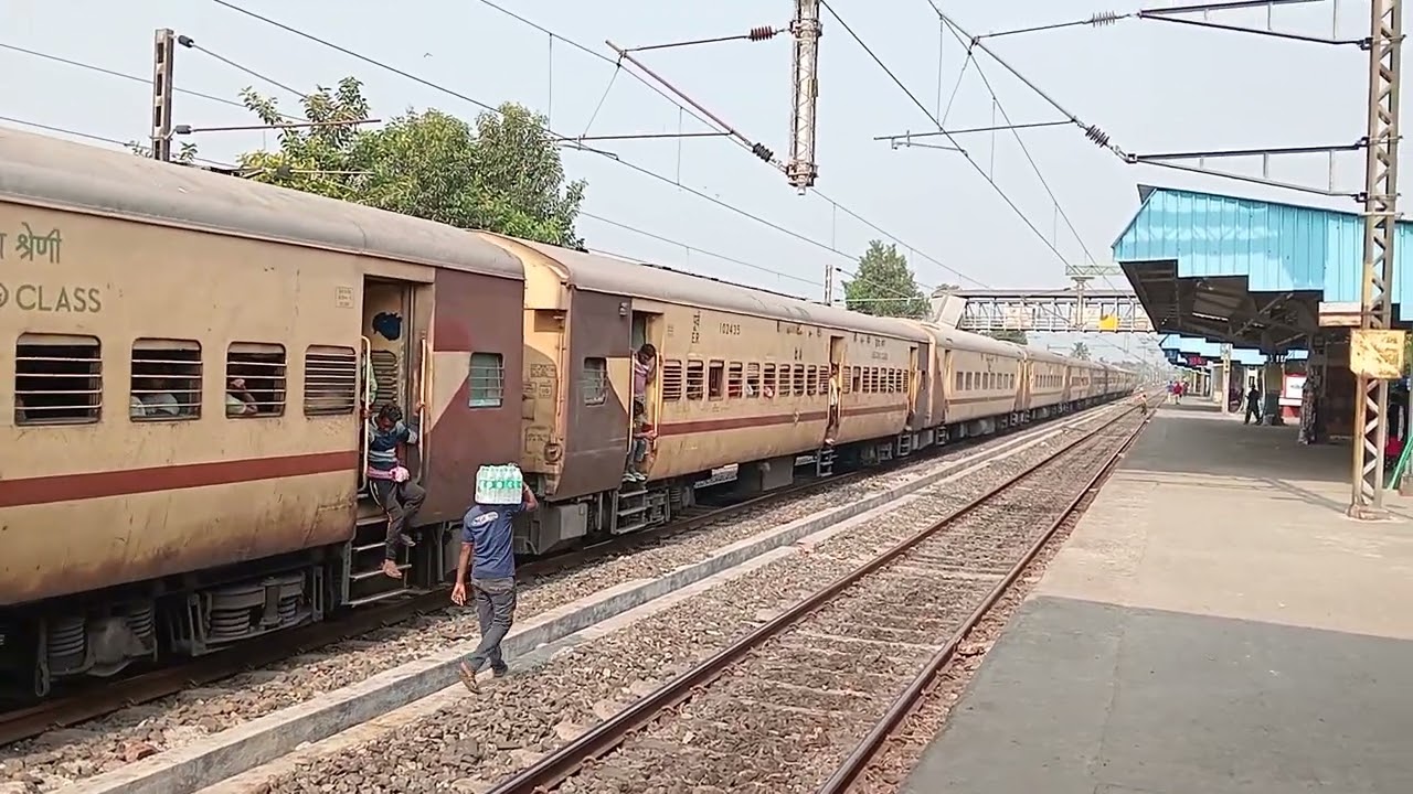 Train no. 13466 Dn MLDT-HWH Intercity Express via Azimganj arrived and departed from Bansberia