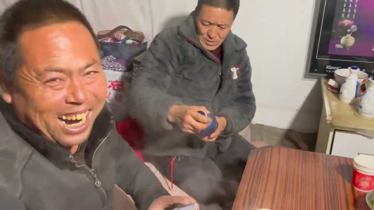 今天家中热闹非凡，晚饭炖鸡肉配红皮土豆，每人一碗，人多的饭就是香啊#记录真实生活