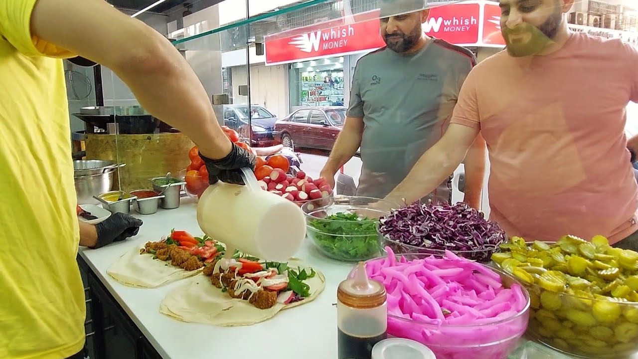 فلافل لبنانية بالعمبة العراقية في بيروت من فلافل أبو الكرم  Lebanese falafel