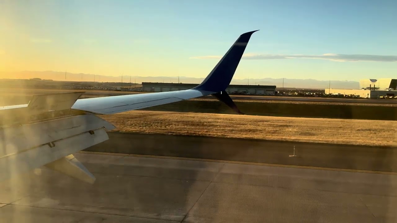United 737-800 Landing in Denver from Cedar Rapids 