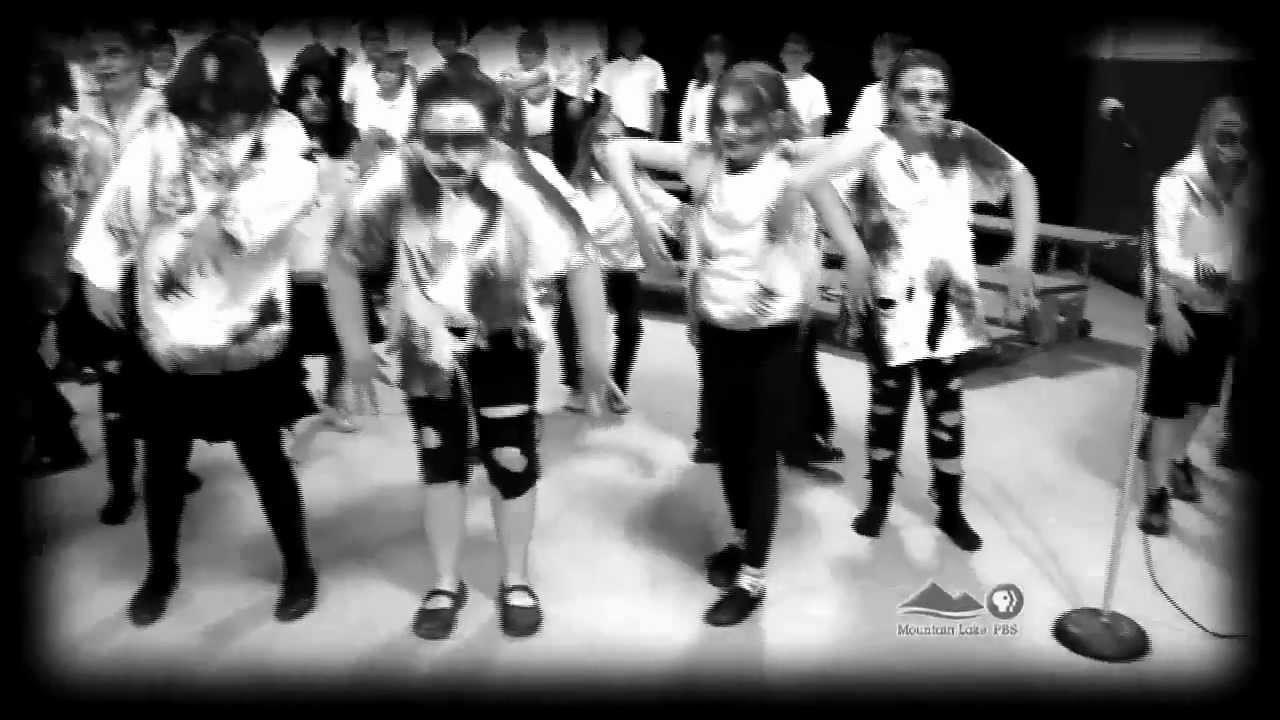 Teacher engages kids using Michael Jackson's THRILLER!