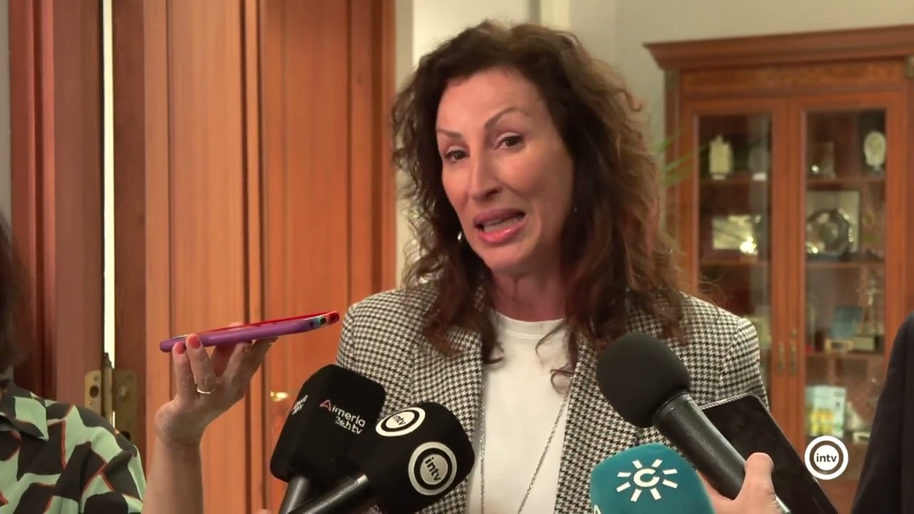 El Defensor del Pueblo Andaluz, Jes&uacute;s Maeztu, se reune con la alcaldesa de la ciudad, Mar&iacute;a del M