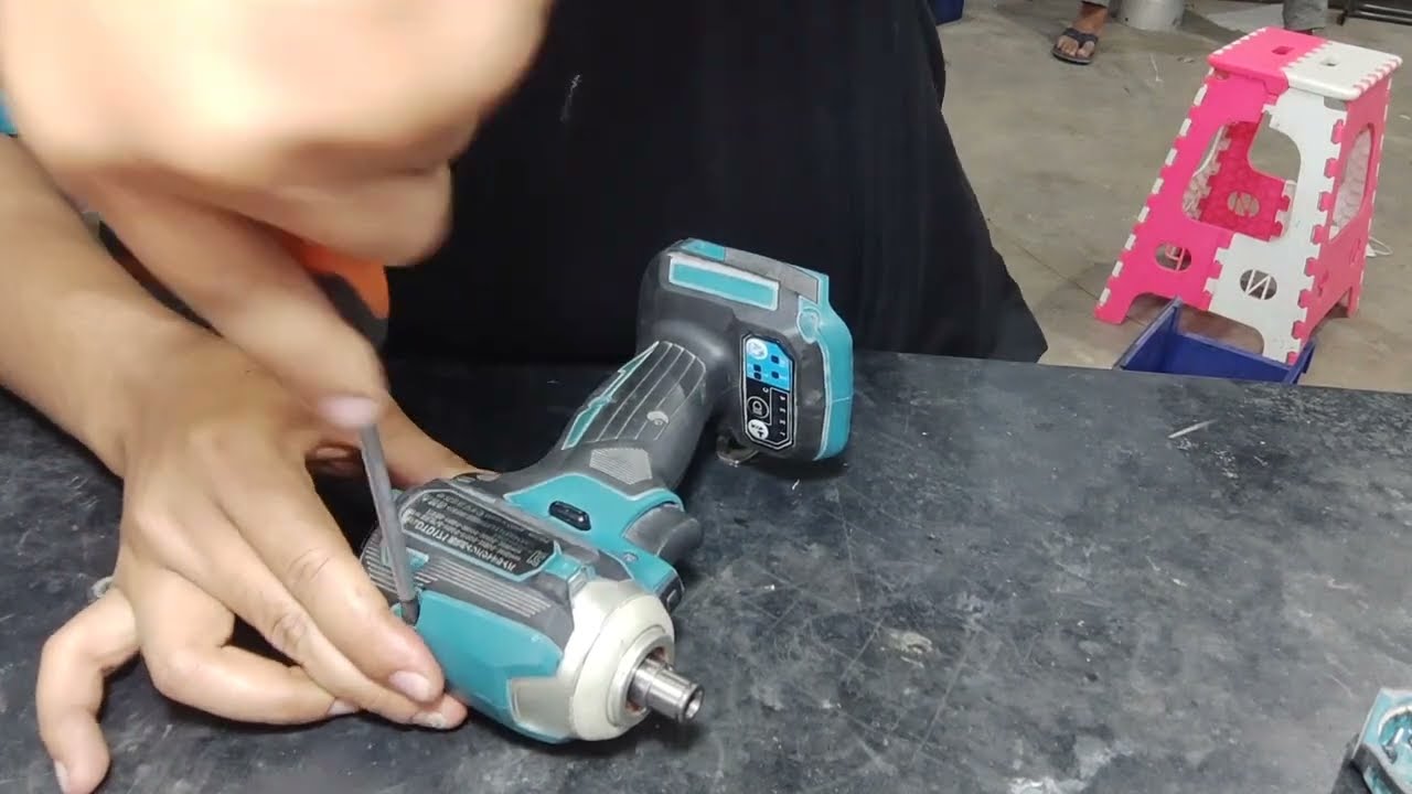 How to install the motor DTD171 makita