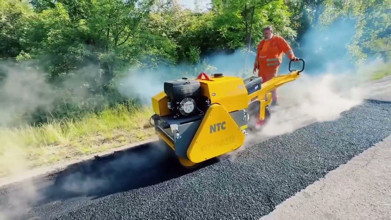 Frézování a výsprava asfaltovou směsí za horka u obce Škrle na silnici III/25115