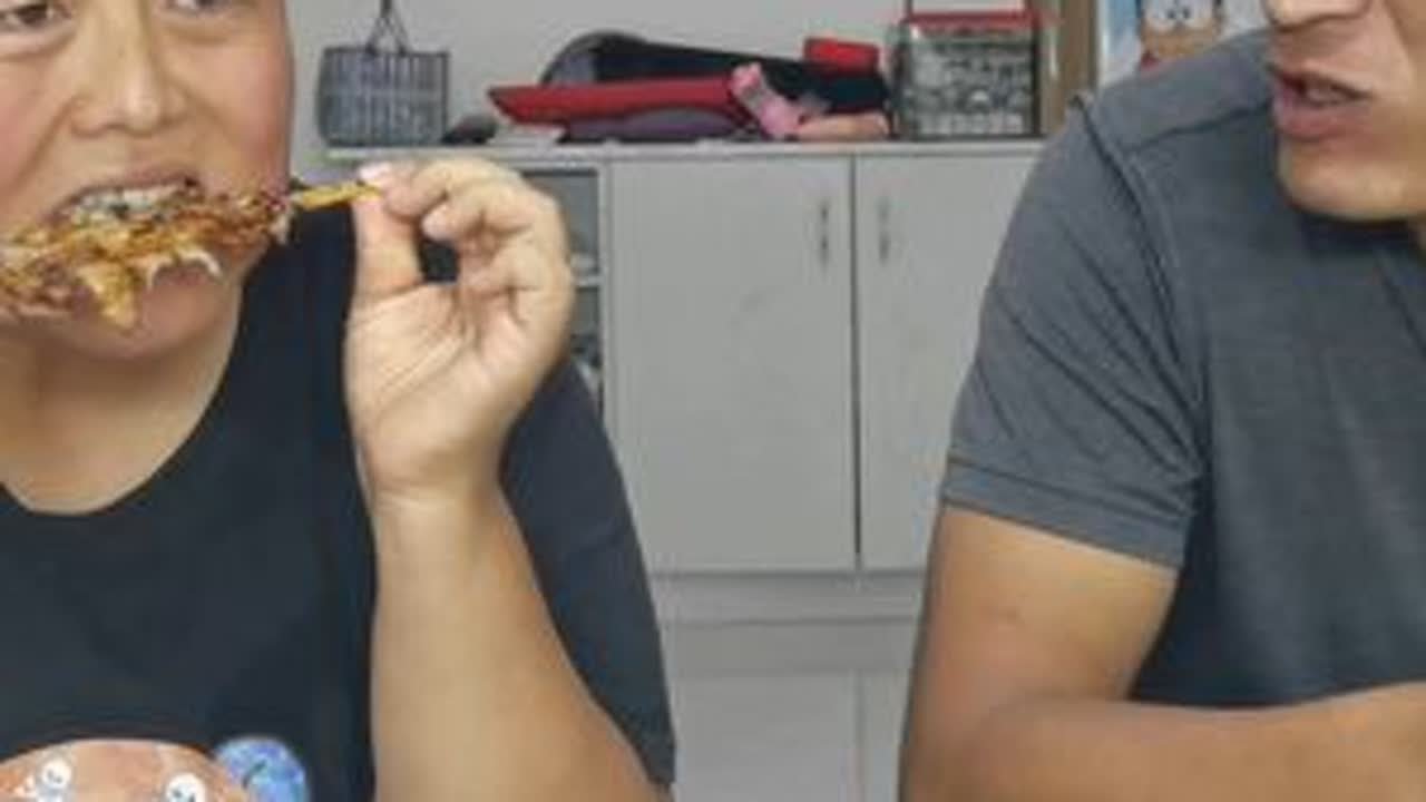 都皮薄如纸的炸鸡，蘸着辣椒水，香辣过瘾，一只鸡不够吃