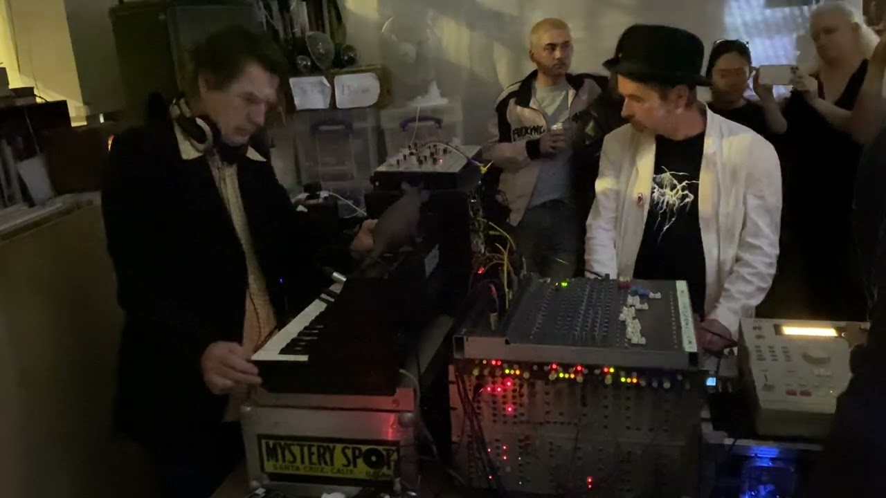 Metamono-Book & Record Bar