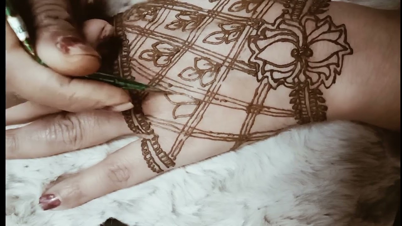 Back hand checks mehndi design 🌱🍃#beautiful #henna #viral #mehndi #beautiful 