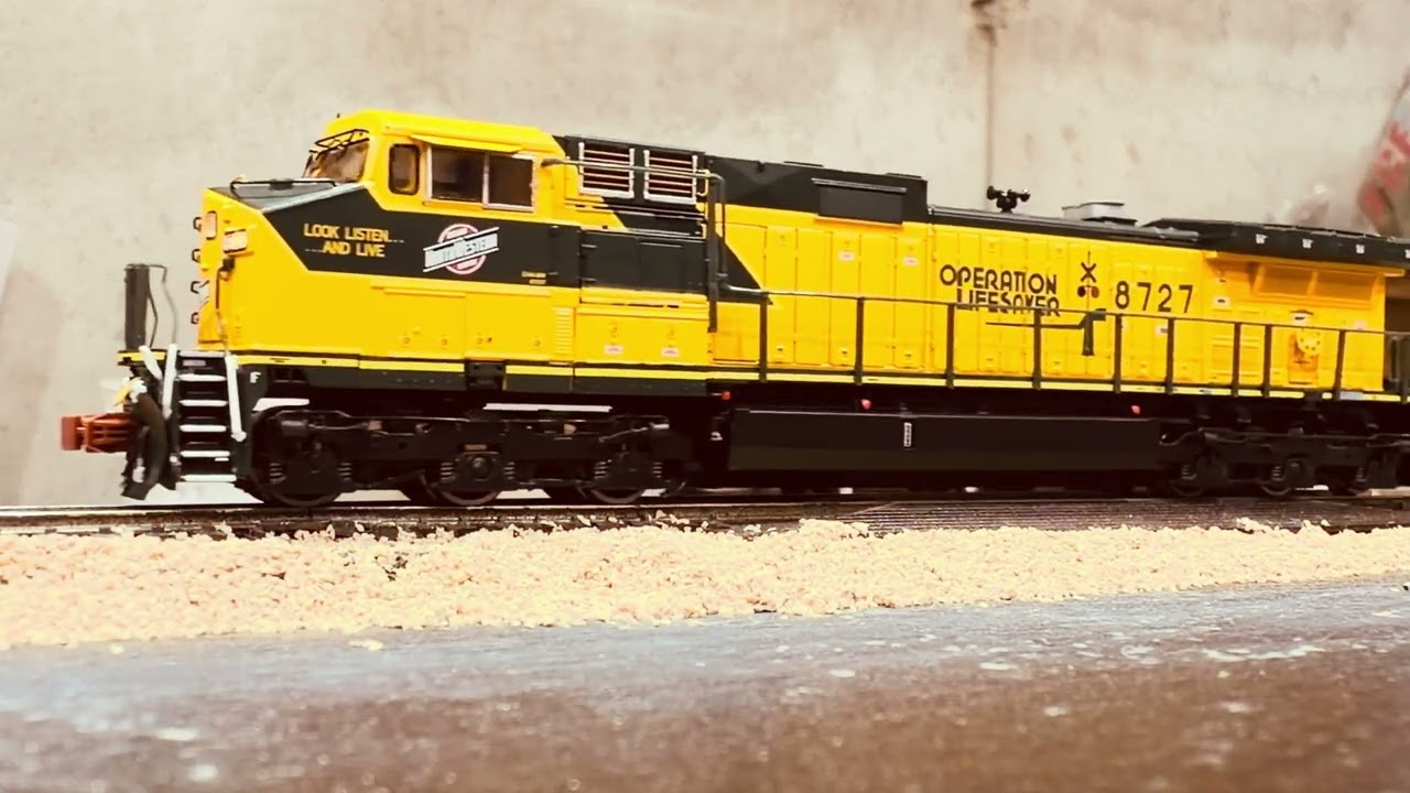 Scaletrains N Scale GE DASH 9, 8727, Chicago & NorthWestern/Operation Lifesaver