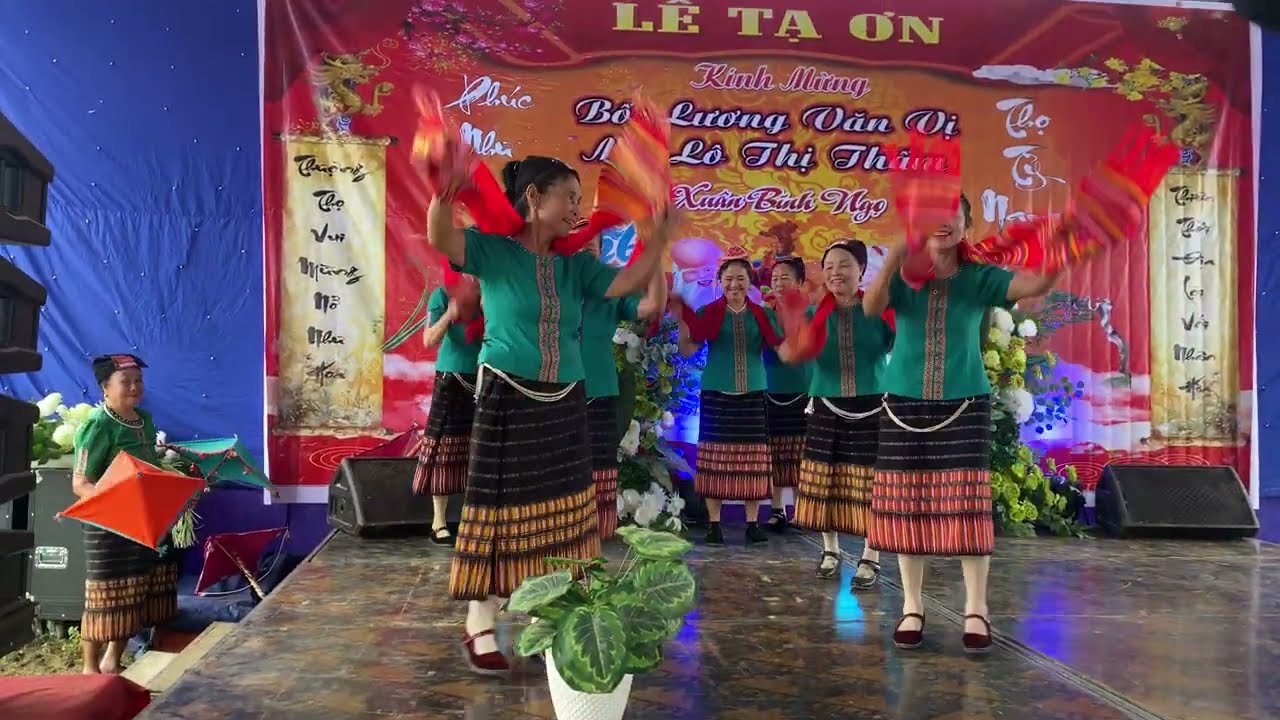 Múa Cồng Chiêng Văn Hoá Truyền Thống Của Đồng Bào Thái / Tóc Long Hạnh Múa Thái