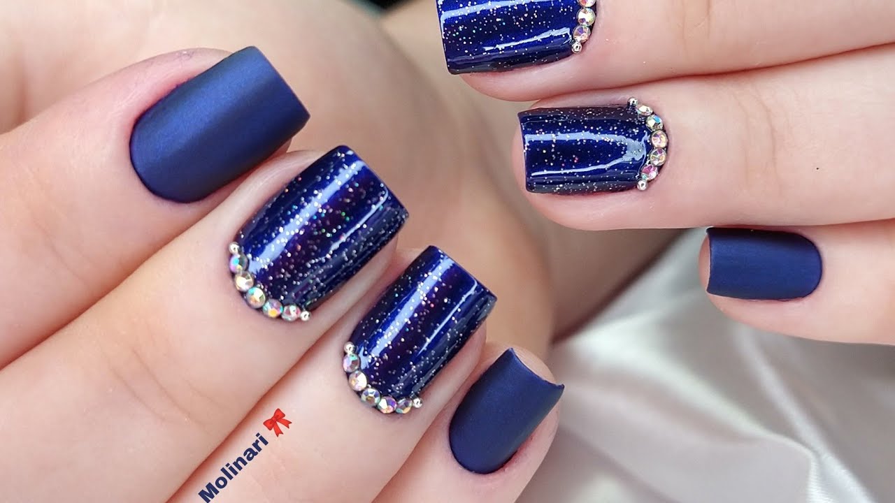 azul escuro perolado , olhem que tudo essa esmaltação!!!!
