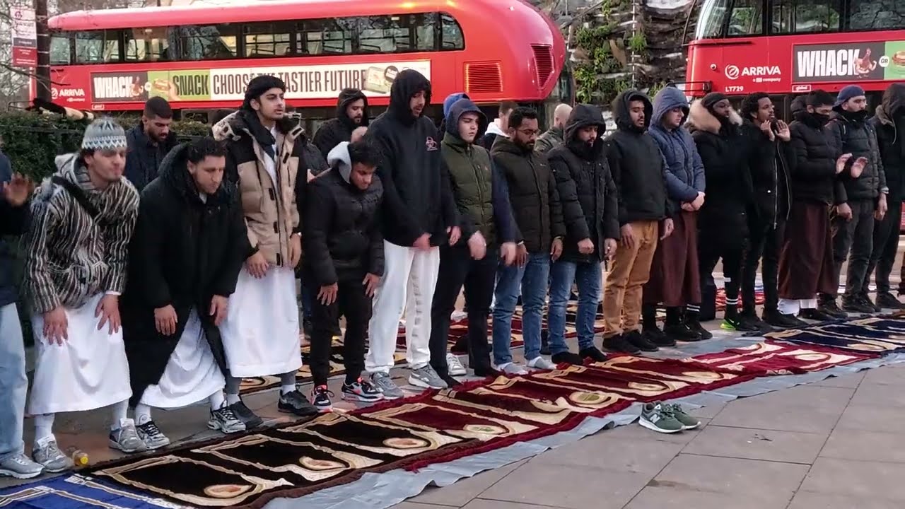 Shamsi Praying @ the back while Shaikh Mohammed Leading Prayer #London #sfdawah