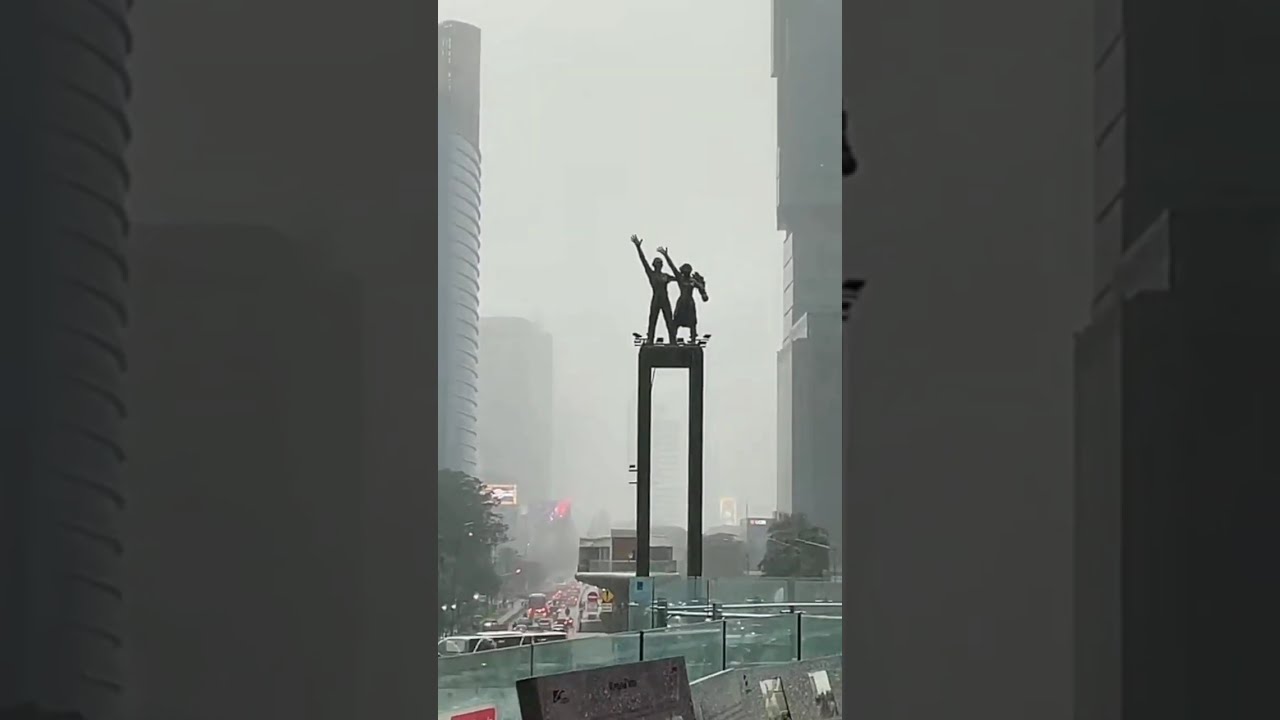 Pesona Hujan Lebat di tengah Keramaian Kota Jakarta  | Eksplor Lokasi Tamrin Bundaran HI #views