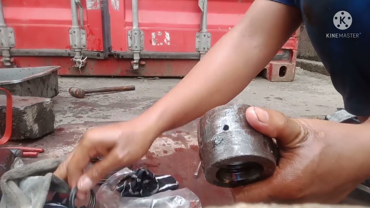 Cara penggantian seal tilt cylinder kanan pada Forklift Toyota 4 ton