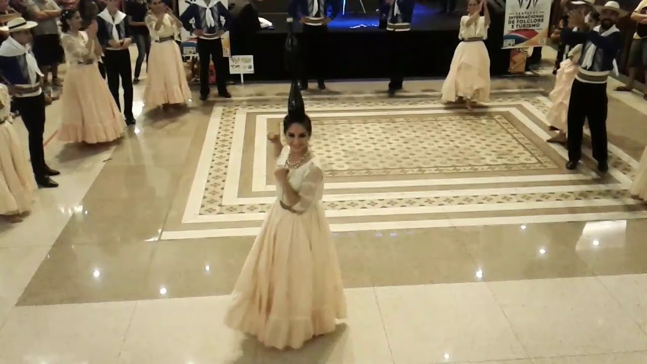 Paraguai 4 - bailarina com 6 garrafas na cabeça