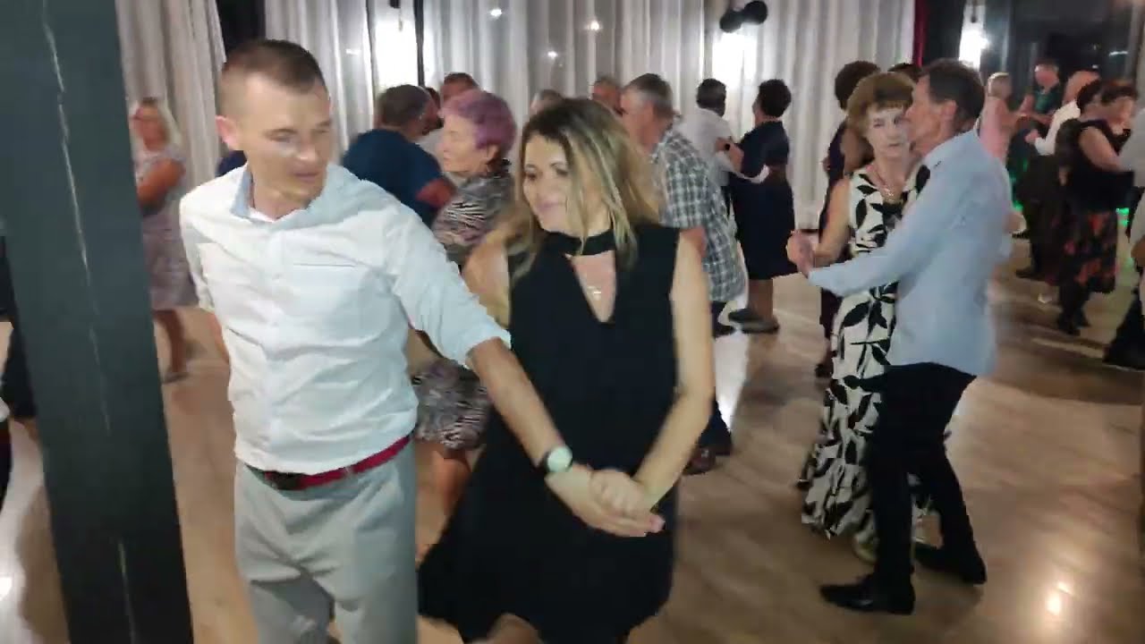 Miło POPATRZEĆ na Niezwykle UTALENTOWANEGO młodego TANCERZA jak Elegancko prowadzi PARTNERKĘ 