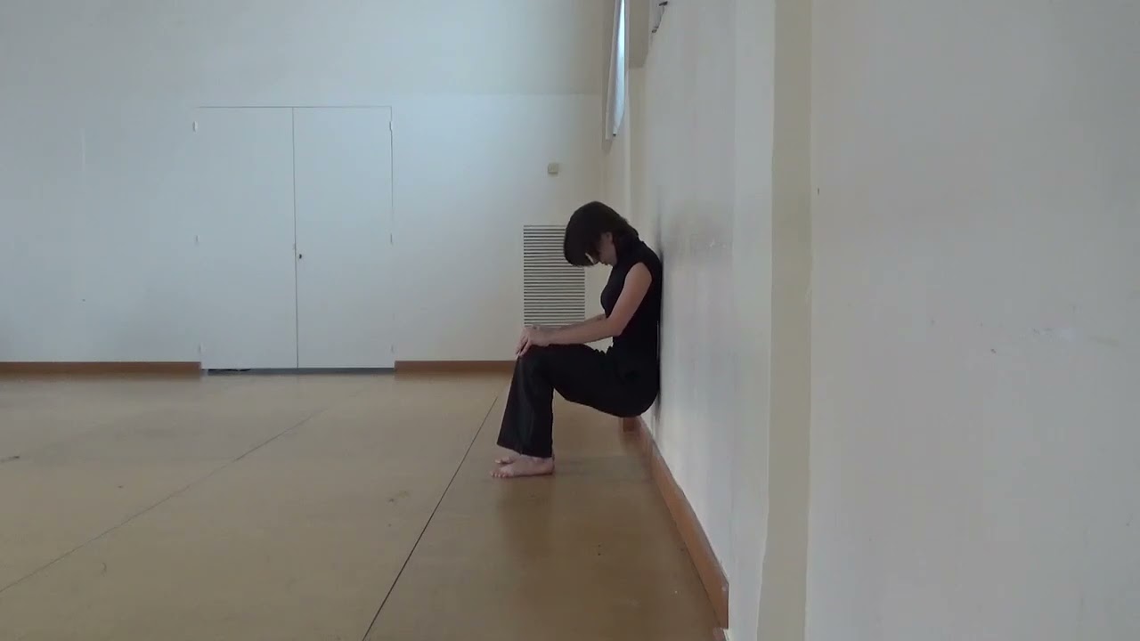 Esquat, performance per l'exposició de El terra és lava
