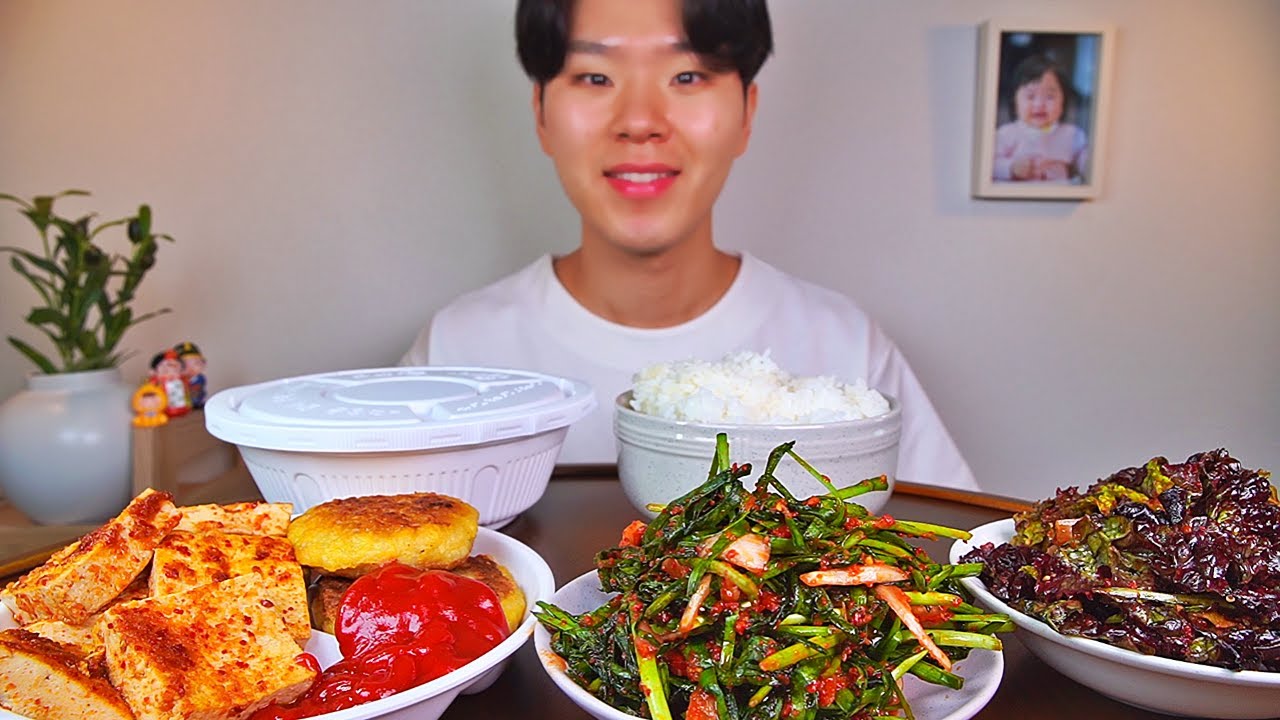 부추김치 두부조림 동그랑땡 상추무침 왕뚜껑. 배가고프니 밥 맛이 꿀 맛이네요.