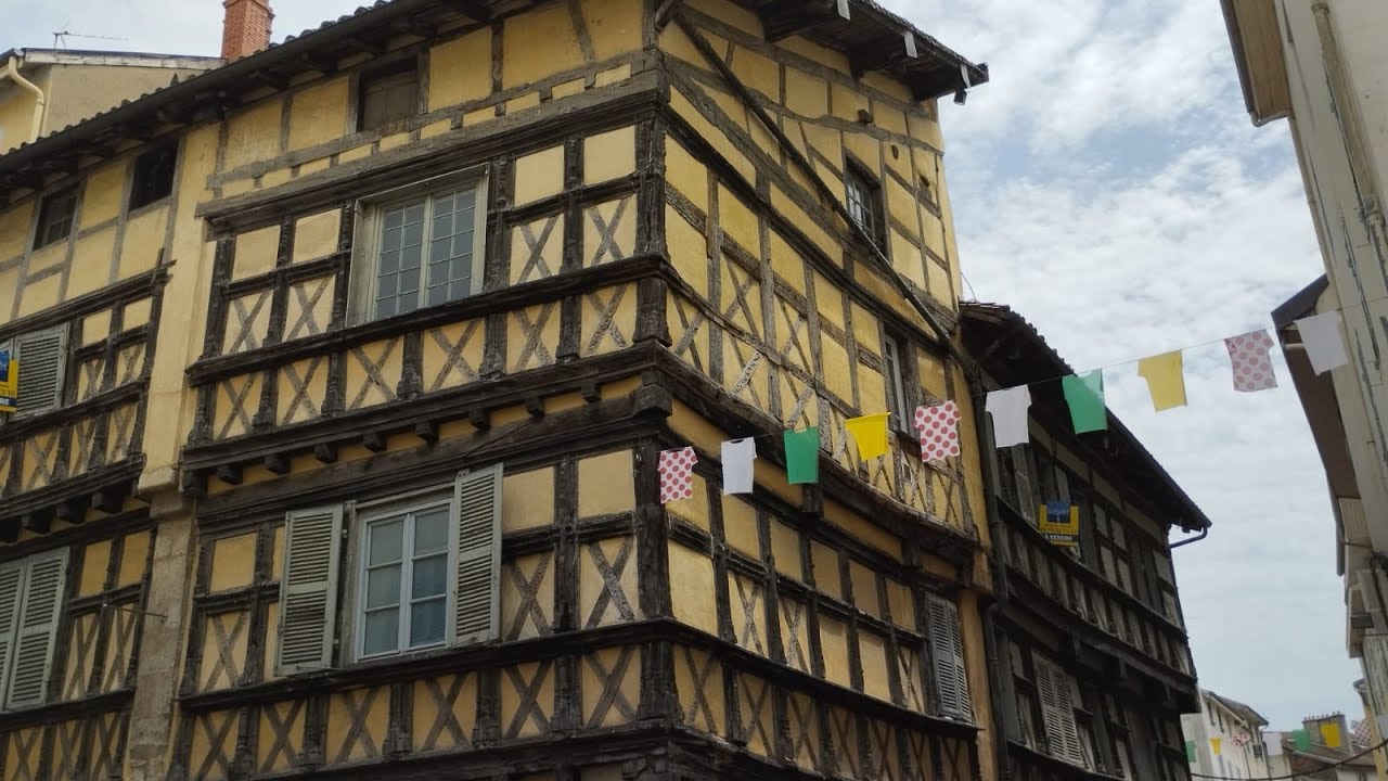 Une découverte surprenante de l'architecture de BOURG-EN-BRESSE  en Région Bourgogne-Rhône-Alpes.