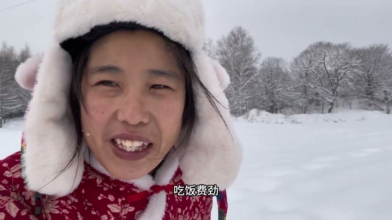 膝盖深的大雪，压塌房顶，交通瘫痪出不去了