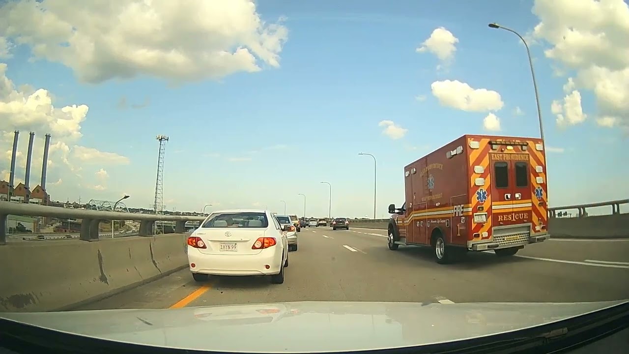 East Providence Fire Department Rescue 1 Responding on I-195 East in Providence| Rhode Island
