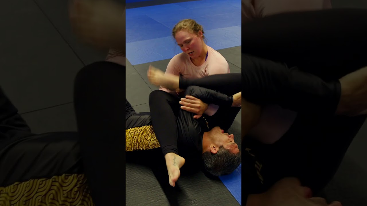 Трудно защититься от армбара Ронды Раузи 👀 #rousey