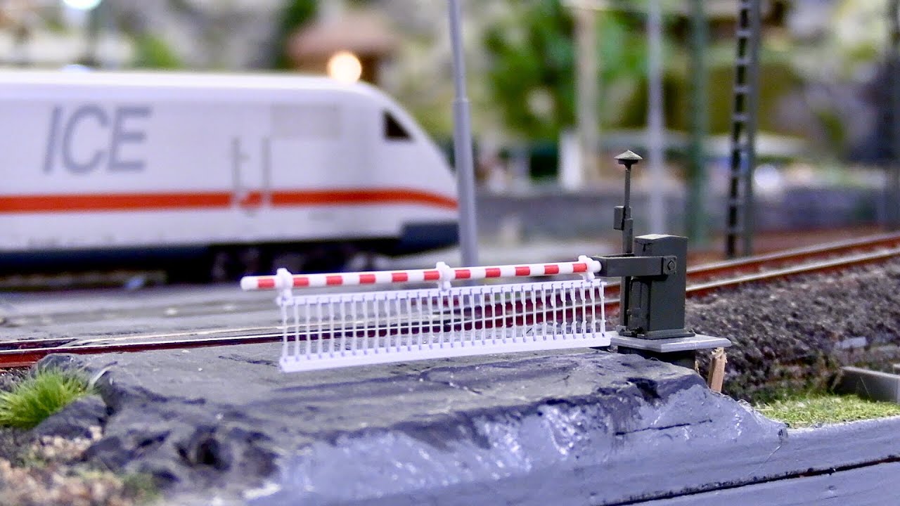 Bahnschranke H0 Viessmann auf der Modellbahn