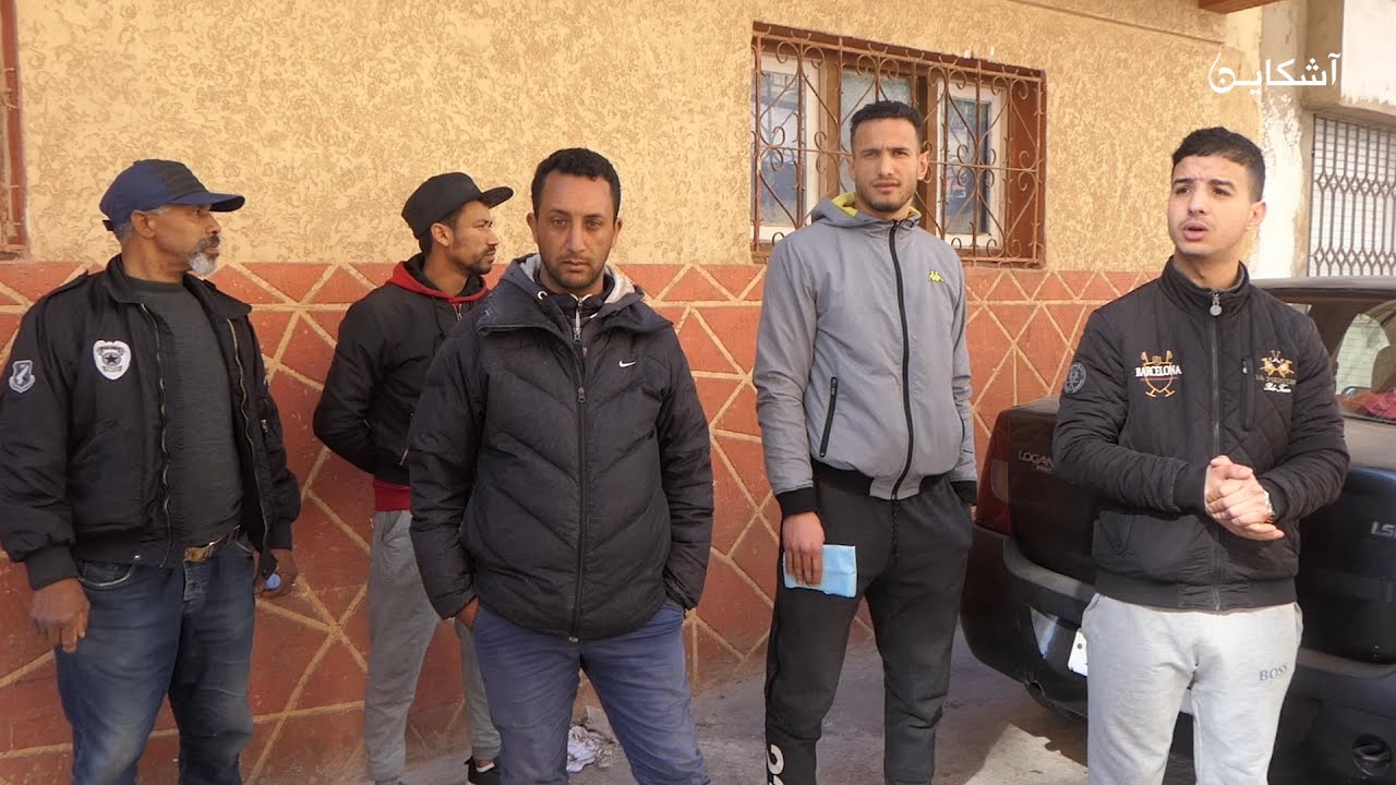 مواطنون غاضبون أمام مكتب محامي بهيئة الرباط..بغينا رزقنا و هو كيتهرب منا حشومة عليه