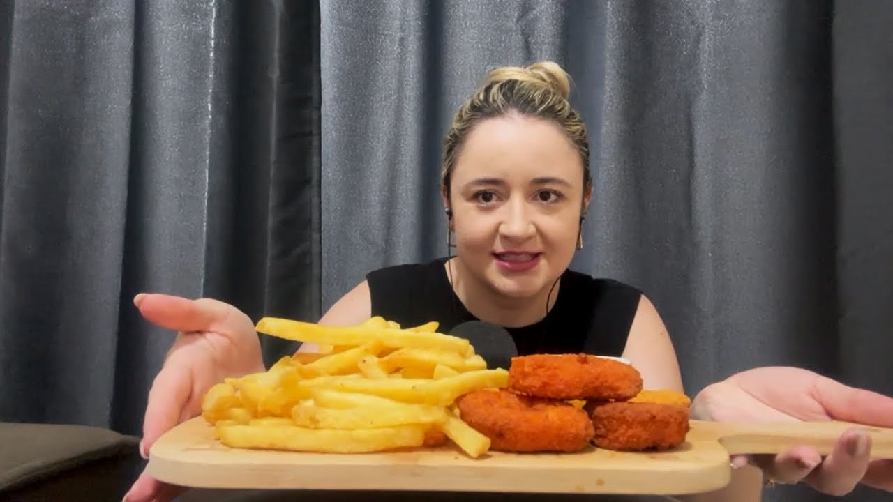 ASMR: COMENDO NUGGETS COM BATATA FRITA E CONVERSANDO