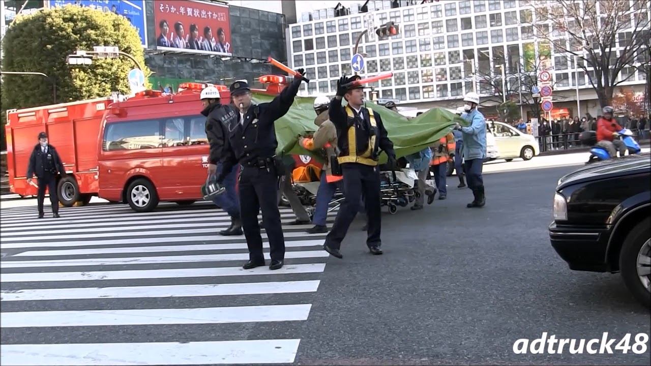 事故か？パトカー、消防指揮車、救急車がスクランブル交差点に緊急出動！倒れた人を救護し搬送