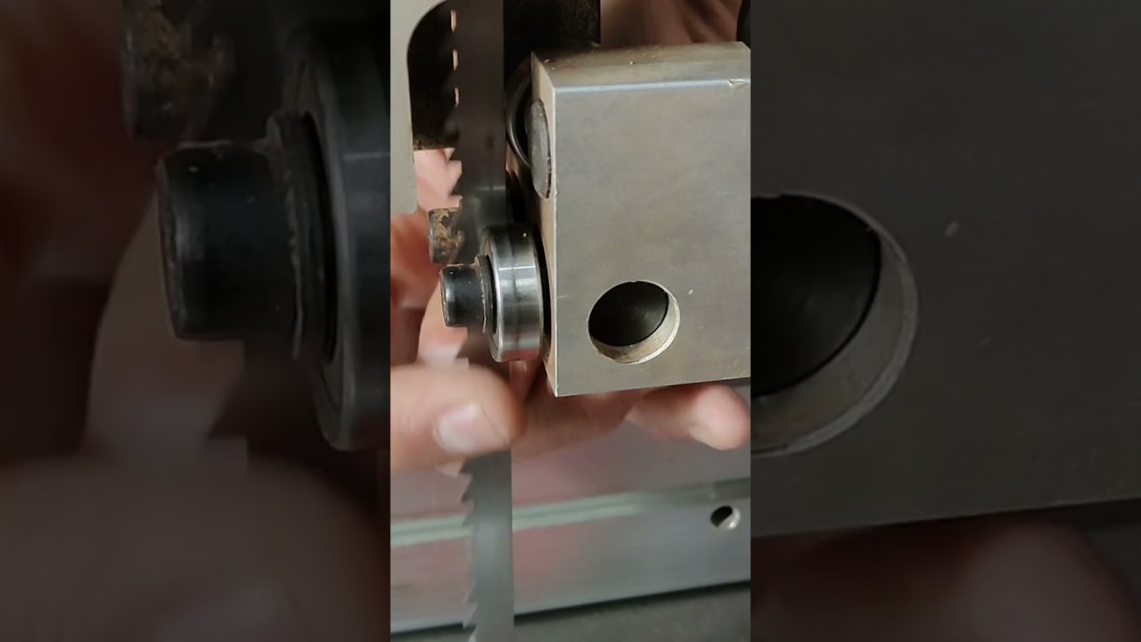 Bandsaw blade guide adjustment